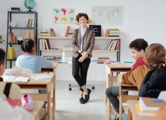 Technology In The Classroom: Pros and Cons